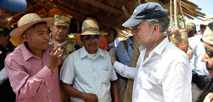 En la Alta Guajira el Presidente de la República dialogó con los líderes de las comunidades indígenas, ante quienes ratificó el compromiso de su administración para superar la problemática de ese departamento caribeño.
