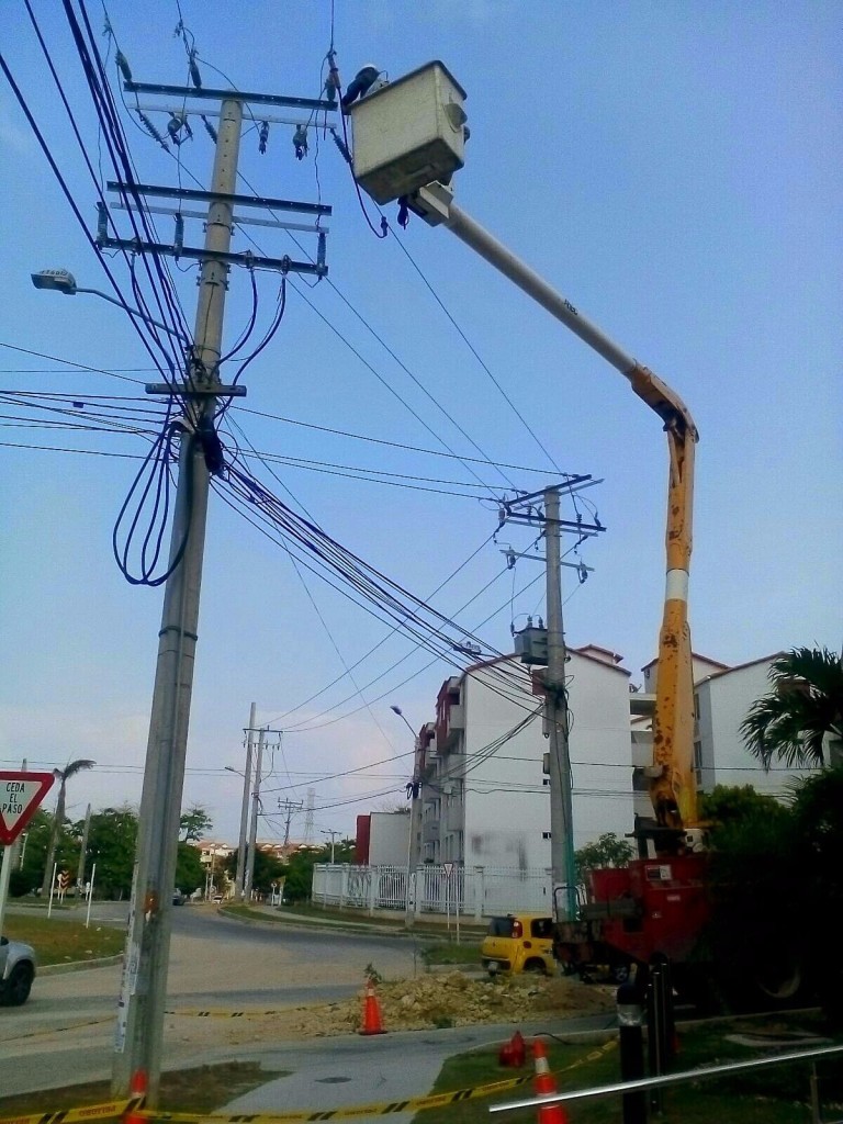 Electricaribe reporta a diario imágenes de su equipo trabajando. ¿Será que el problema superó a la compañía?