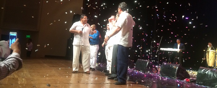 2 todos en la tarima