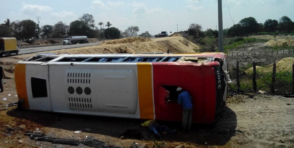 3 como estaba lloviendo la carretera era un jabón