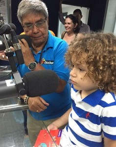 Sebastián en entrevista en La Cháchara. En la foto junto a nuestro director Rafael Sarmiento Coley.