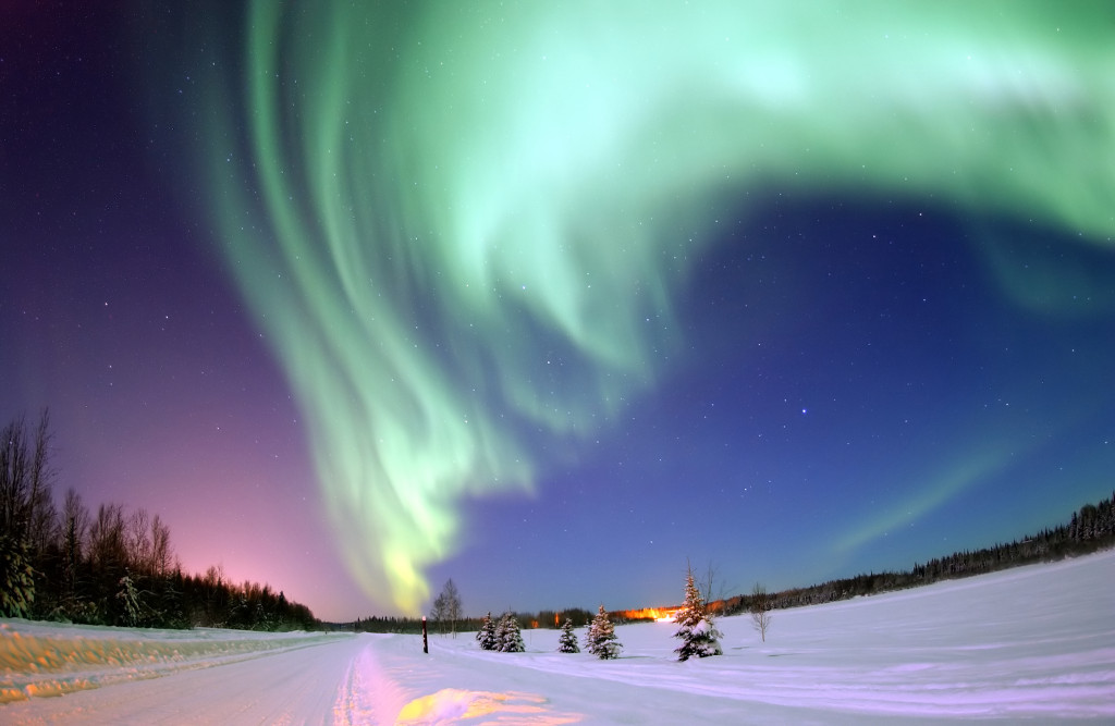 EIELSON AIR FORCE BASE, Alaska -- The Aurora Borealis, or Northern Lights, shines above Bear Lake here Jan. 18. The lights are the result of solar particles colliding with gases in Earth's atmosphere. Early Eskimos and Indians believed different legends about the Northern Lights, such as they were the souls of animals dancing in the sky or the souls of fallen enemies trying to rise again. (U.S. Air Force photo by Senior Airman Joshua Strang)Aurora en Alaska. U.S. Air Force. Foto realizda por Senior Airman Joshua Strang.