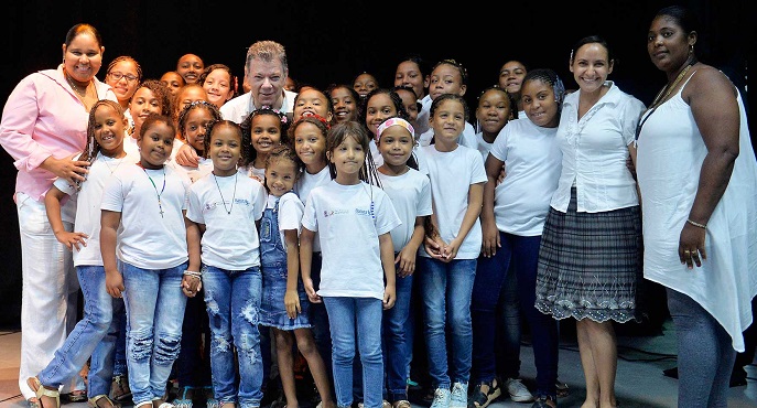Niños del programa de orquestas Batuta acompañaron este sábado en la isla de Providencia al Jefe de Estado, quien entregó obras claves para el desarrollo de la región insular caribeña.