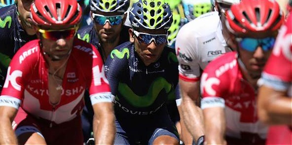 4 Nairo Quintana dentro del lote, pegado a la rueda dl líder