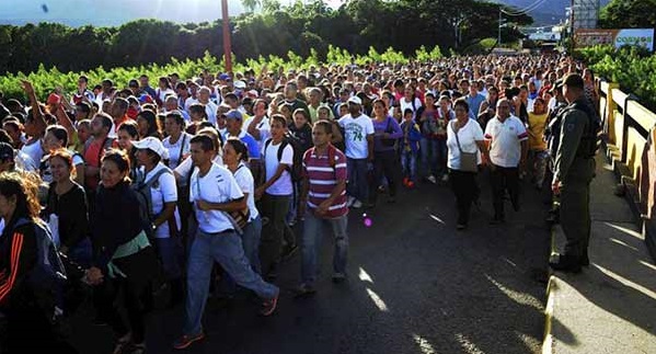 6 Son ríos humanos y Maduro acuertelado