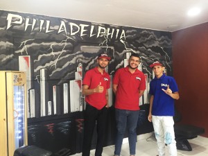 Rodrigo Jiménez en medio de los barberos de Philladelphia