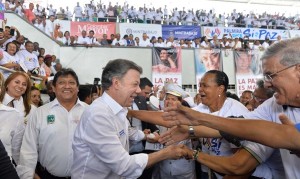 Esta guerra ha durado mucho tiempo y los que no han cumplido 65 años han vivido todas sus vidas en guerra, eso una sociedad no lo puede resistir, dijo el Presidente Santos durante su visita a Palmira.