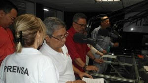 2 Nira dando instruciones