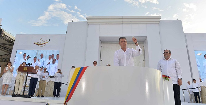 El Presidente Santos muestra el balígrafo después de firmar la paz.
