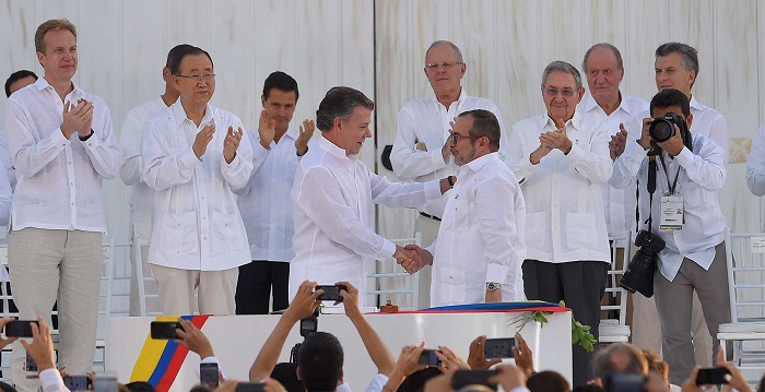 Apretón de manos del Presidente Santos y Rodrigo Londoño, jefe de las Farc, tras la firma del histórico Acuerdo Final de Paz en Cartagena.