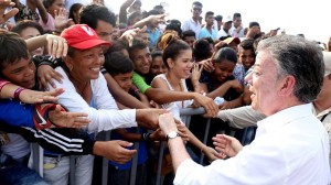 Grupos de barranquilleros saludan al Presidente Juan Manuel Santos durante su visita a la capital del Atlántico, donde participó en el evento ‘Barranquilla celebra la paz’.