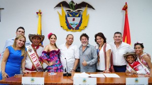 2-los-reyes-del-carnaval-en-compania-del-presidente-del-concejo-juan-carlos-ospino-los-concejales-osvaldo-diaz-y-juan-jose-vergara-victino-mendoza-y-patricia-vargas