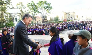 El Presidente Juan Manuel Santos recibió la visita de más de 2.000 indígenas, quienes le ofrecieron su total apoyo para sacar adelante los acuerdos de paz.