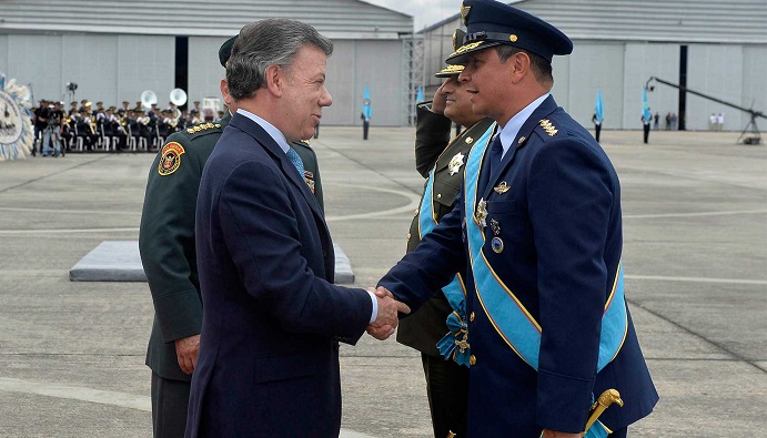 El Presidente Juan Manuel Santos felicita al Comandante de la Fuerza Aérea Colombiana, Mayor General Carlos Bueno, durante la celebración del nonagésimo séptimo aniversario de esa institución.