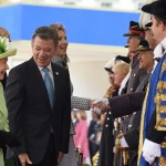 La Reina Isabel II y su esposo, el Príncipe Felipe, Duque de Edimburgo, dieron la bienvenida este martes al Presidente de Colombia y su esposa María Clemencia al comenzar la Visita de Estado al Reino Unido.