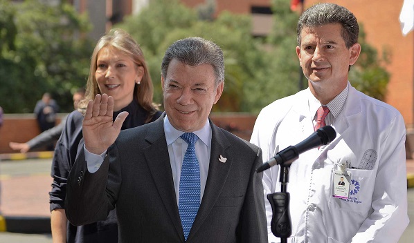 El Presidente Juan Manuel Santos, acompañado por su esposa María Clemencia Rodríguez, saluda a los periodistas en el Hospital Universitario Fundación Santa Fe de Bogotá.