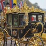 La Reina Isabel II y el Presidente de Colombia, Juan Manuel Santos se dirigen al Palacio de Buckingham por el Mall londinense, en medio de banderas de Colombia y de Gran Bretaña, al iniciarse la Visita de Estado del Mandatario colombiano al Reino Unido.