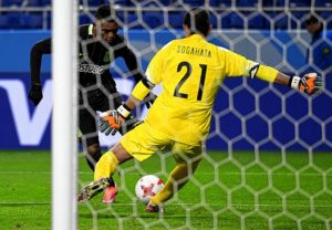 Atletico Nacional forward Miguel Borja (L) attempts to shoot past Kashima Antlers goalkeeper Hitoshi Sogahata (R) during the Club World Cup football semi-final match between Colombia's Atletico Nacional and Japan's Kashima Antlers at Suita City stadium in Osaka on December 14, 2016. / AFP PHOTO / TOSHIFUMI KITAMURA