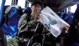 “Vamos por la paz”, consigna de los integrantes de las Farc que se trasladan a las zonas veredales en el departamento del Cauca.