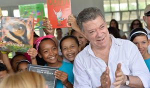 Estudiantes del Megacolegio Las Gardenias dan la bienvenida al Presidente Juan Manuel Santos, quien encabezó los actos de inauguración del centro educativo.