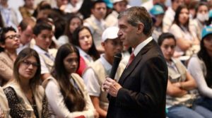 El Alto Consejero para el Posconflicto, Rafael Pardo, despide a otros 300 universitarios, del programa ‘Manos a la Paz’, que harán sus pasantías en zonas de conflicto.