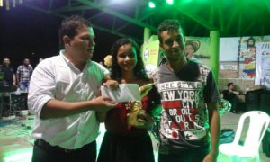 Eleana Giraldo recibe la estatuilla Elbert Alvarez en cancion inedita