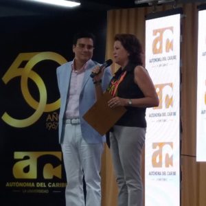 Carla Celia le hace entrega de reconocimiento al Reactor Ramsés Vargas Lamadrid.