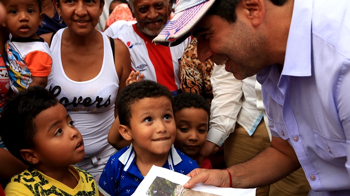 2 con los niños de los barrios subnormales