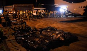 Efectivos de las Fuerzas Militares embarcan plantas eléctricas, alimentos, kits de aseo, entre otros, para atender a los damnificados de la tragedia de Mocoa.