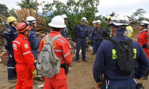 Equipos de rescate coordinan las tareas que se realizan este domingo para atender a los damnificados por la tragedia de Mocoa.