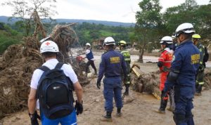 Defensa Civil, Policía Nacional y Cruz Roja Colombiana son algunas de las entidades encargadas de remover los escombros que dejó el desbordamiento de tres ríos en Mocoa.