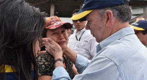 El Presidente Juan Manuel Santos consuela a una de las habitantes de Mocoa, afectada por el desbordamiento de tres ríos, que causó centenares de víctimas y damnificados.