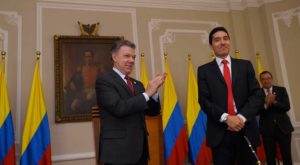 El Presidente Juan Manuel Santos congratula al nuevo director de Planeación Nacional, Luis Fernando Mejía, quien este lunes tomó posesión de ese cargo.