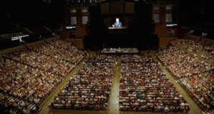 “La respuesta no es sucumbir al temor, la intolerancia y el odio hacia quienes son diferentes’, les dijo el Presidente Juan Manuel Santos en la ceremonia de despedida a los estudiantes que se gradúan en la Universidad de Virginia.