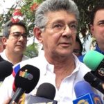 “Es una pretendiente a Constituyente suicida, porque pretende suicidar al poder del voto (…) él, Nicolás Maduro, no quiere realizar ni las elecciones regiones que las tiene pendiente ni las de alcaldes que están previstas para este año”, dijo el parlamentario