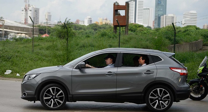 Frente al timón, el Presidente Santos recorre las vías de Barranquilla, previamente a la entrega de las obras de la Avenida Circunvalar de la ‘Puerta de Oro’ de Colombia.