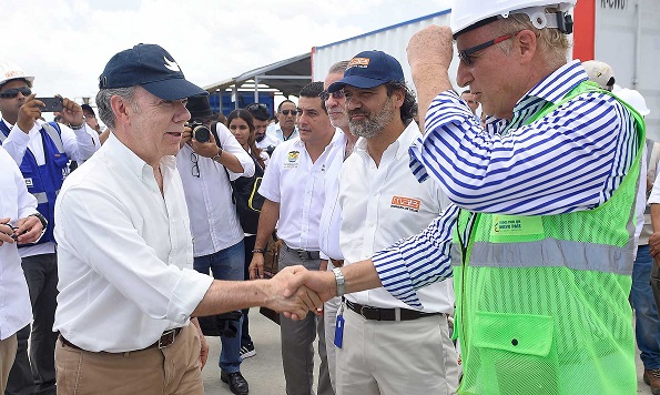 El Presidente Juan Manuel Santos saluda al ingeniero Mario Huertas, cuya concesión está a cargo de la construcción del gran viaducto sobre la Ciénaga de La Virgen.
