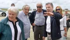 El Presidente Santos y los expresidentes de España y Uruguay, Felipe González y José Mujica, hicieron seguimiento desde Cali al acto de dejación de armas de las Farc, cumplido en la zona veredal de La Elvira, en Buenos Aires, Cauca.