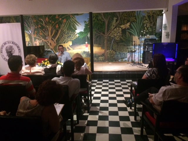 Joaquín Mattos Omar llevó al público de La Cueva por el recorrido que Gabo hizo en su escritura de Cien años de soledad.