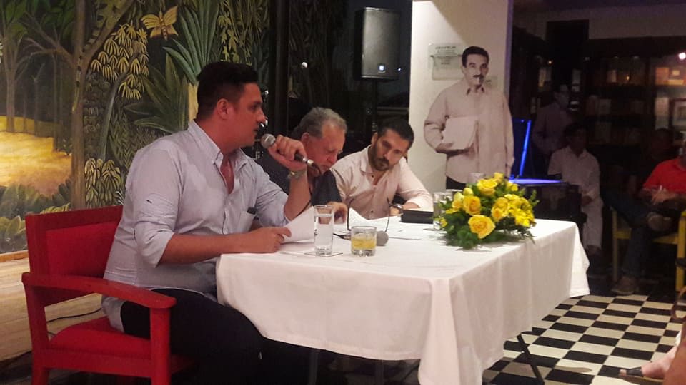 John Better, Heriberto Fiorillo y Paul Brito. Atrás Gabo los mira con su mamotreto de folios de 'La Casa'. Foto por  La Cueva