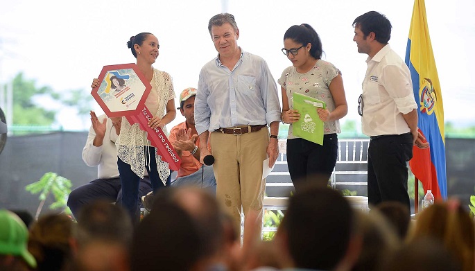 Una de las beneficiarias de las 120 casas del programa Mi Casa Ya-Ahorradores, agradece al Presidente Juan Manuel Santos la entrega de los títulos de propiedad, en la urbanización “Caribe Verde”.