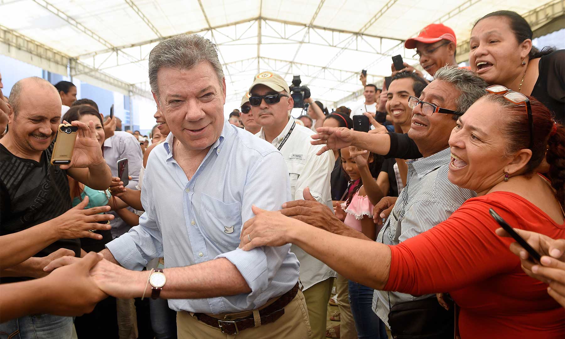 Beneficiarios del programa “mi Casa Ya-Ahorradores” en Barranquilla saludan calurosamente al Presidente Juan Manuel Santos.