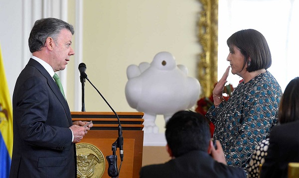 María Lorena Gutiérrez, hasta hace pocos días embajadora en Alemania, jura ante el Presidente Juan Manuel Santos como ministra de Comercio, Industria y Turismo.