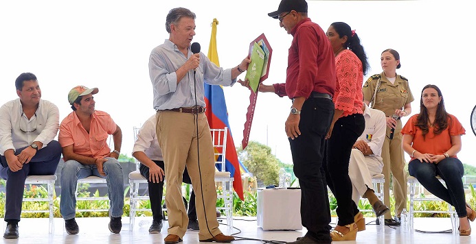 Un total de 1,5 millones de viviendas ha construido el Gobierno, lo que ha beneficiado a igual número de familias del país, como la de José de Los Santos Ballestas, quien recibe de manera simbólica la llave de su casa nueva.