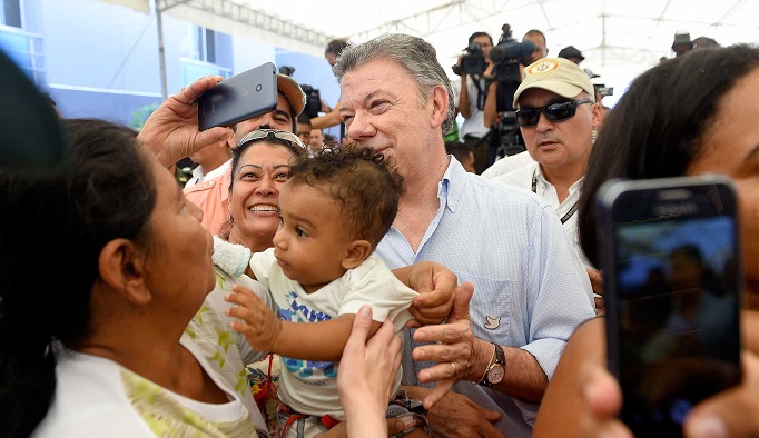 Una calurosa bienvenida recibió el Presidente Juan Manuel Santos en la urbanización “Caribe Verde”, en la que entregó llaves y escrituras a beneficiarios de “Mi Casa Ya-Ahorradores”.