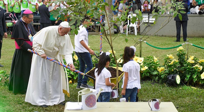 Con la ayuda de dos niñas, el Papa Francisco siembra el Árbol de la Vida en Villavicencio, como parte de su mensaje de reconciliarse con la naturaleza, no explotarla y protegerla.