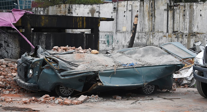 View of a street at the eastern area of Mexico City after a 8,2 earthquake on September 8, 2017. A powerful 8.2-magnitude earthquake rocked Mexico late Thursday, killing at least 16 people in what the president called the quake-prone country's biggest one in a century. / AFP PHOTO / ALFREDO ESTRELLA