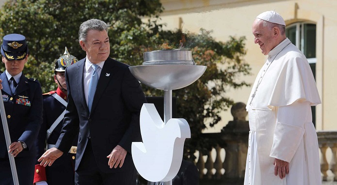 Entre el Presidente Santos y el Sumo Pontífice arde perenne la llama de la paz.