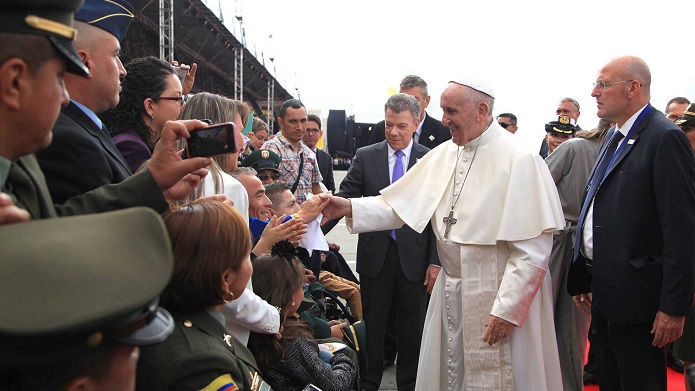 Varios héroes de la Fuerza Pública heridos en combate, y sus familias, reciben el saludo del Papa Francisco, a su llagada a Bogotá. LO acompaña el Presidente Juan Manuel Santos.