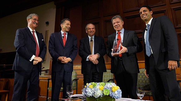 Usted ha demostrado que es una persona valiente porque tenía que asumir riesgos y logró en las dificultades hallar oportunidades para el proceso de paz en Colombia, le dijeron directivos de la Escuela de Leyes de Harvard al Presidente.